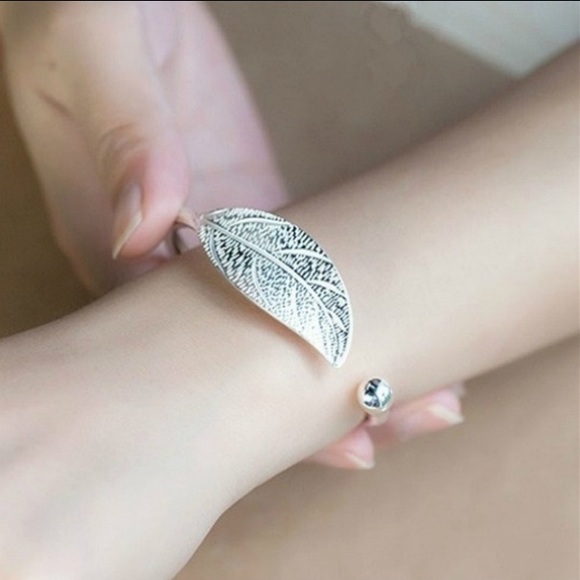 Jewelry - 🌸2/$20🌸 Adjustable Silver Leaf Cuff
